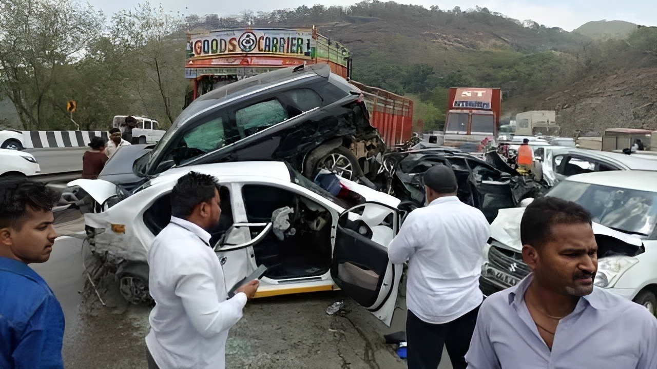 मुंबई: महाराष्ट्र में एक बड़ी दुर्घटना - ग्यारह गाड़ियां आपस में टकरा गईं