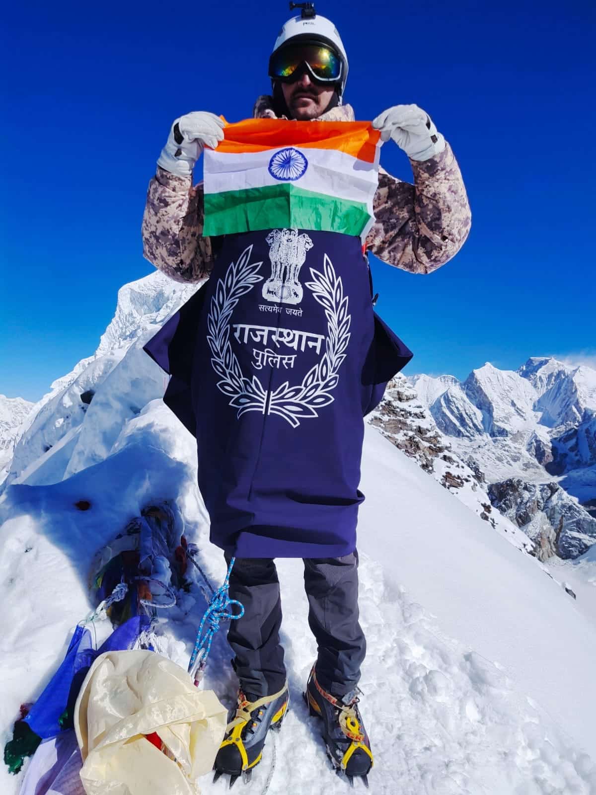 जोधपुर के सब इंस्पेक्टर भंवर सिंह ने माउंट लोबुचे पिक में 6119 मीटर पर सफल चढ़ाई कर फहराया तिरंगा