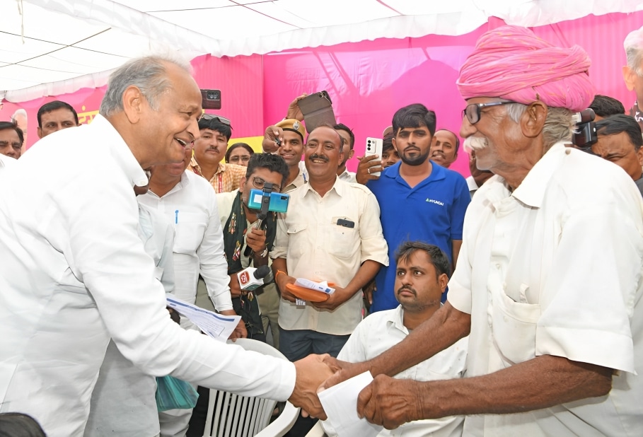 मुख्यमंत्री ने बिलाड़ा के हरियाढाना गांव में सौंपा 4 करोड़वां गारंटी कार्ड - जयपुर