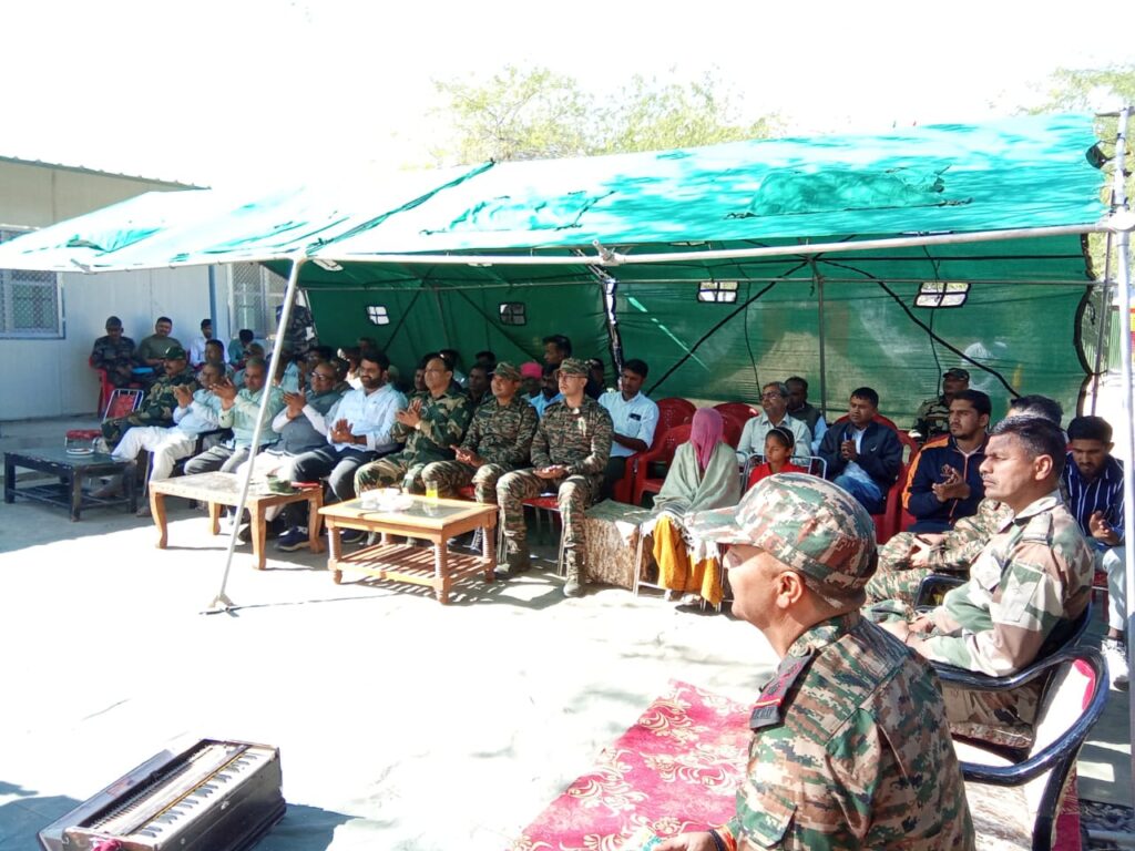 इंडियन आर्मी ने जम्मू कश्मीर राइफल्स स्थापना दिवस एवं न्यू ईयर ग्रामीणों के साथ मिलजुलकर मनाया