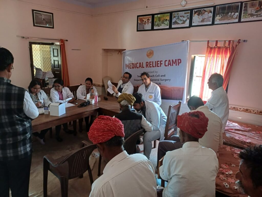 एम्स  के सामाजिक आउटरीच कार्यक्रम के तहत ग्राम रावतरी में चिकित्सा शिविर आयोजित किया गया - जोधपुर