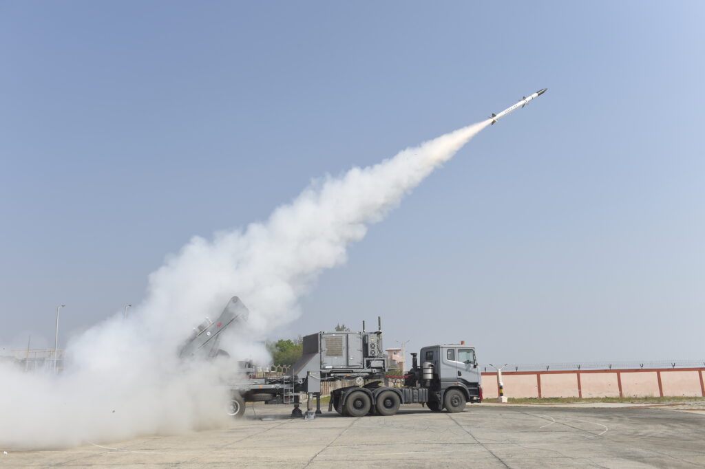 रक्षा अनुसंधान और विकास संगठन (डीआरडीओ) ने ओडिशा तट से नई पीढ़ी की आकाश मिसाइल का सफल उड़ान परीक्षण किया