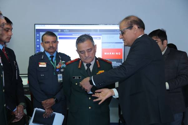 चीफ ऑफ डिफेंस स्टाफ (सीडीएस) जनरल अनिल चौहान ने सी-डॉट का दौरा किया